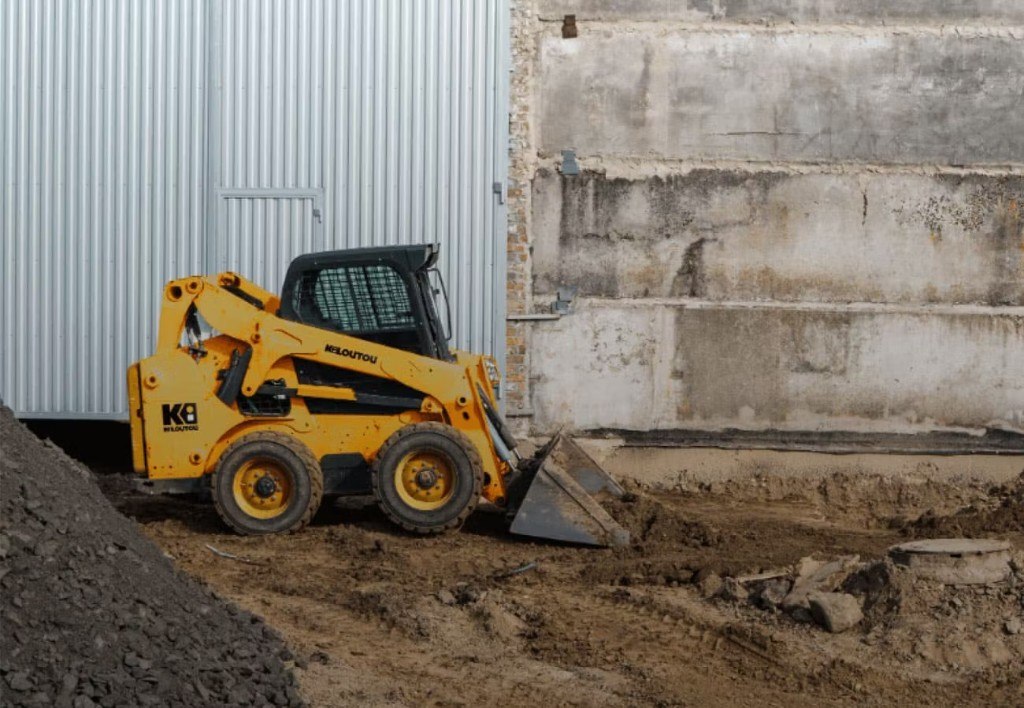 Chargeuse compacte sur chantier — location de matériel BTP